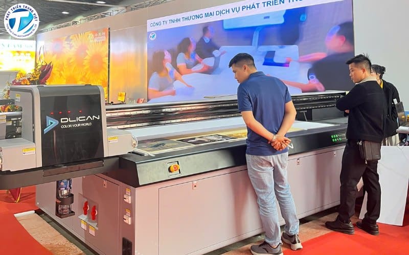 Máy in UV phẳng khổ lớn linh hoạt cho tất cả các loại quảng cáo và vật liệu in khác nhau